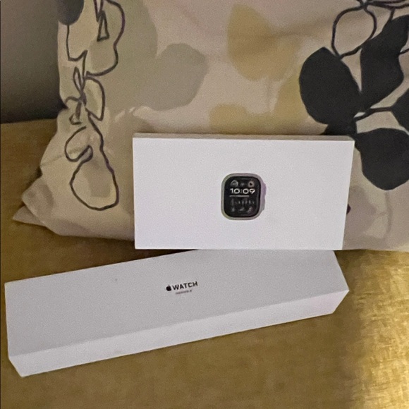 Apple 🍎 Series 3. Ultra 2 Titanium Apple Smartwatch
Watch, band & boxes - Picture 10 of 10